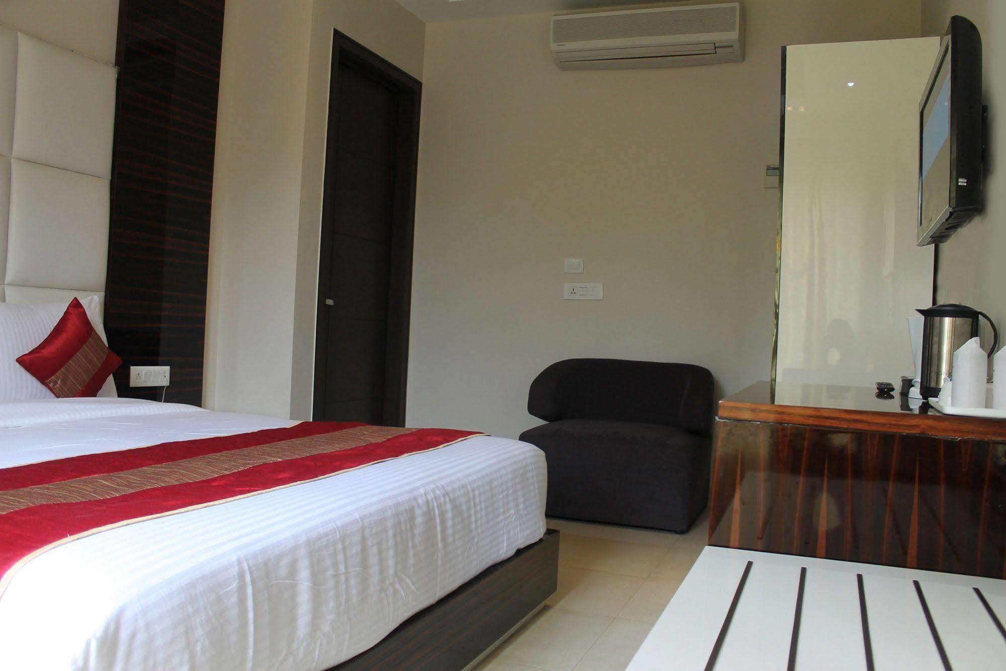 Hotel Gulnar New Delhi Exterior photo