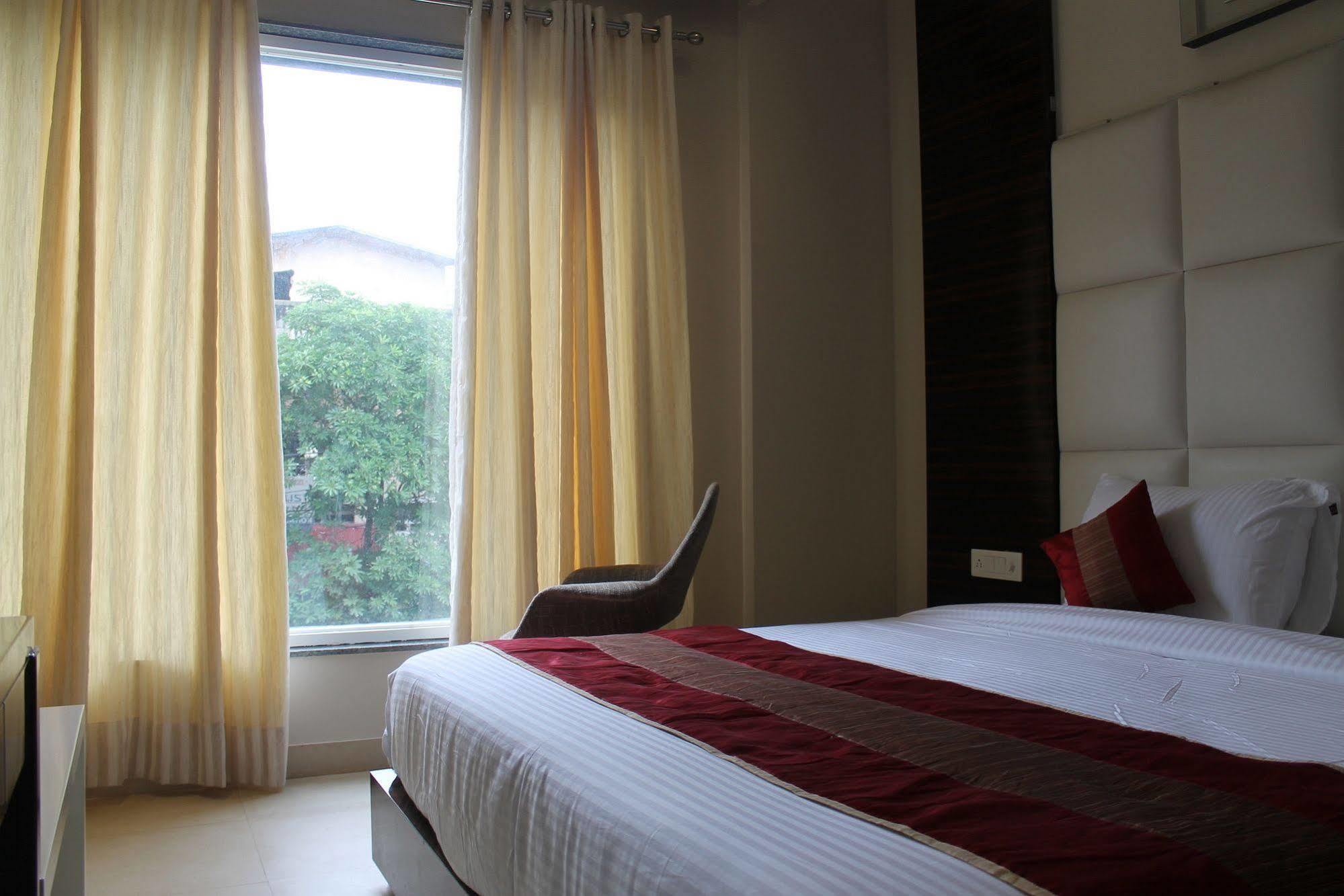 Hotel Gulnar New Delhi Room photo