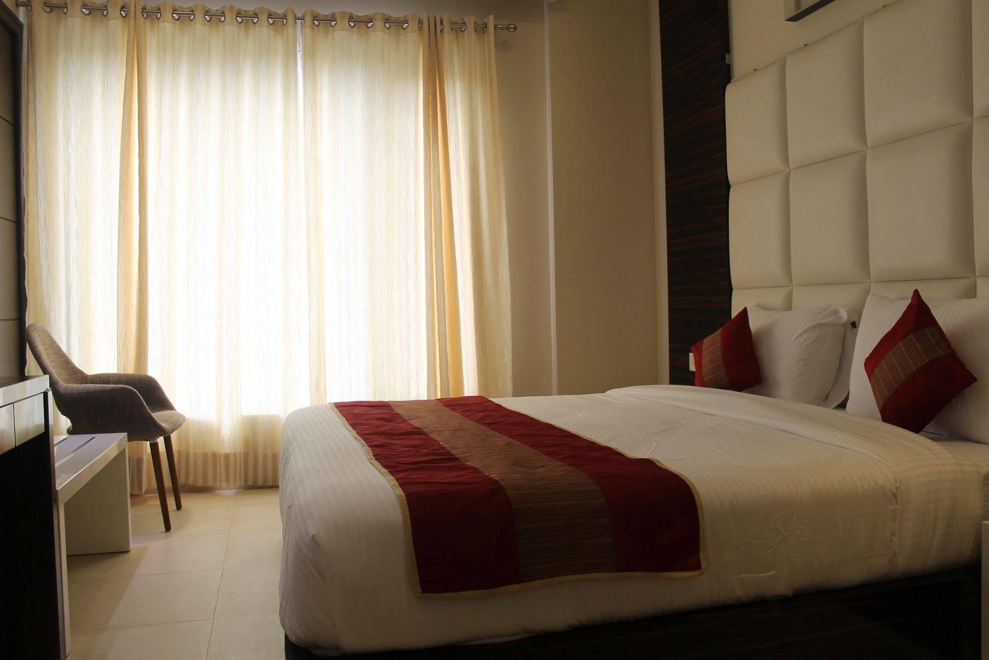 Hotel Gulnar New Delhi Room photo