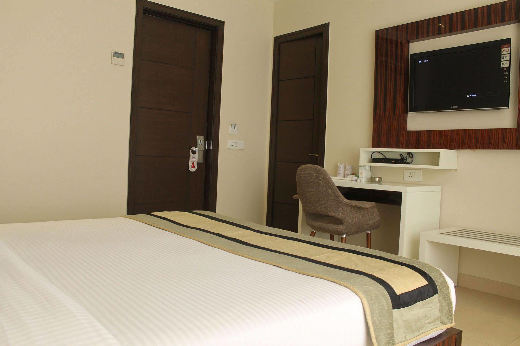 Hotel Gulnar New Delhi Exterior photo