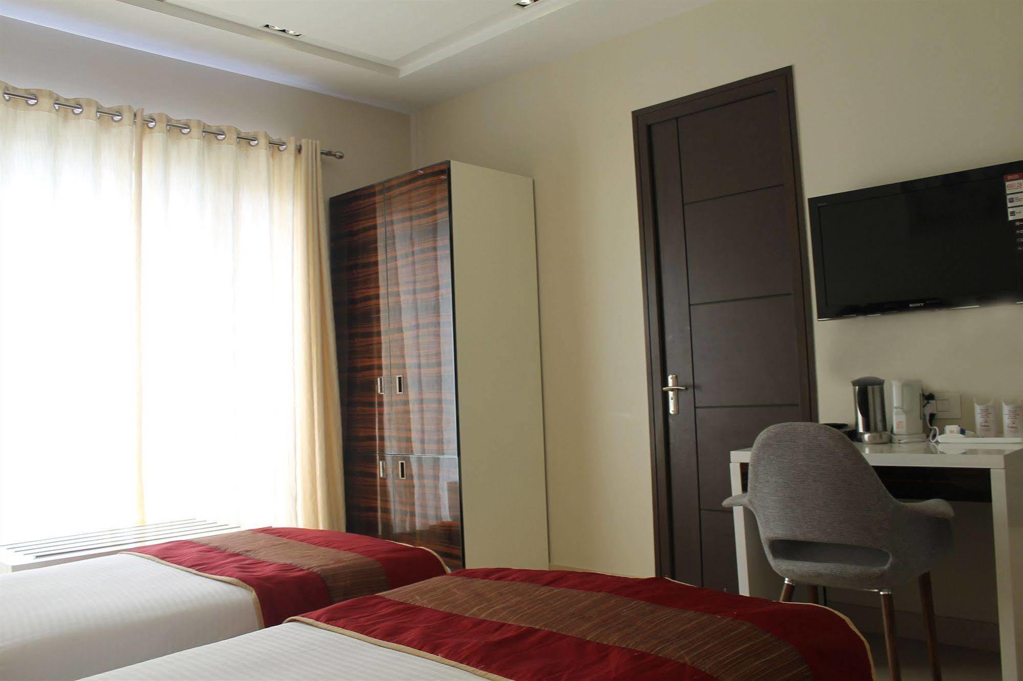 Hotel Gulnar New Delhi Exterior photo