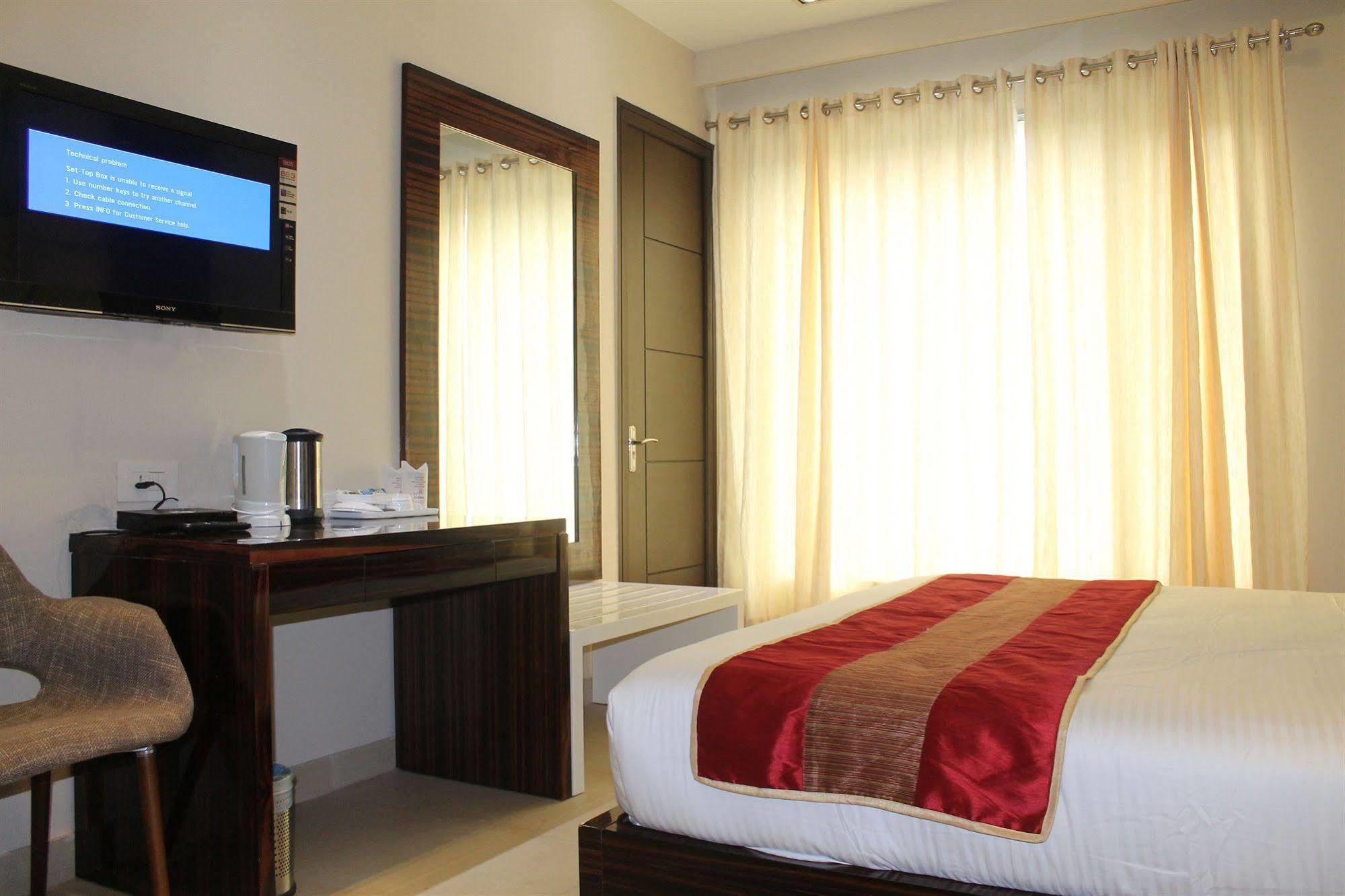 Hotel Gulnar New Delhi Exterior photo
