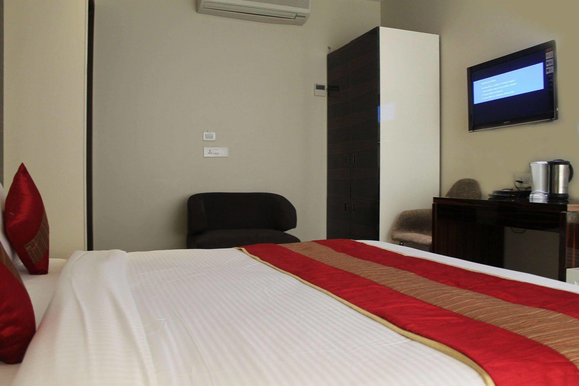Hotel Gulnar New Delhi Exterior photo